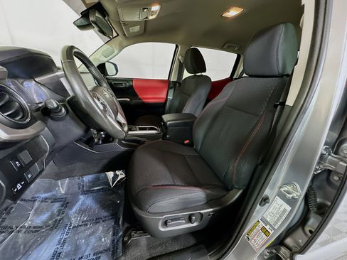 Used 2021 Toyota Tacoma SR5 RWD image 12