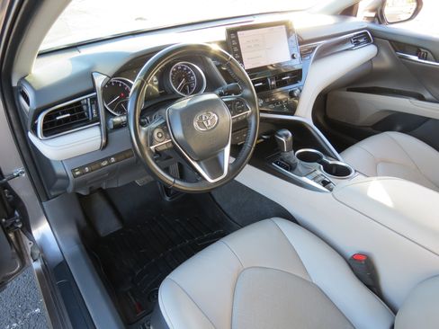 Used 2022 Toyota Camry XLE image 23