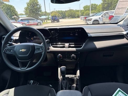 Used 2025 Chevrolet TrailBlazer LT AWD/4WD image 9
