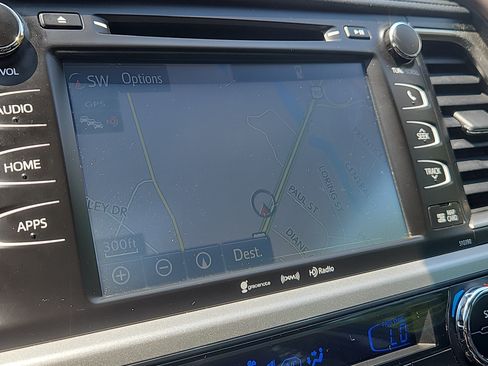 Used 2019 Toyota Highlander XLE AWD/4WD image 23