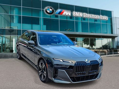 Used 2023 BMW 740i RWD image 3
