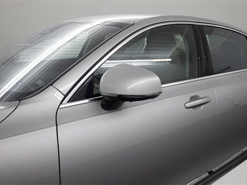 Certified 2025 Volvo S90 B6 Ultra image 32