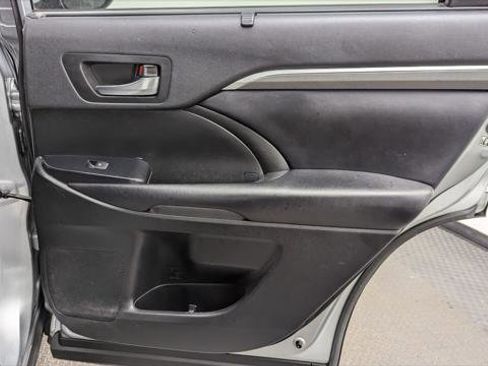 Used 2019 Toyota Highlander SE image 17