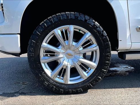 Used 2022 Chevrolet Silverado 1500 High Country w/ High Country Premium Package AWD/4WD image 32