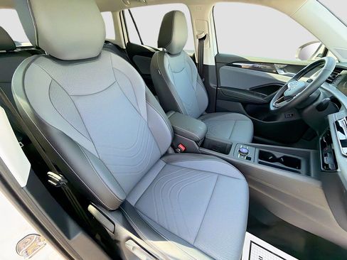 New 2026 Volkswagen Tiguan SE FWD image 14