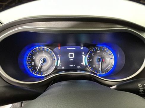 Used 2024 Chrysler Pacifica Touring-L FWD image 18