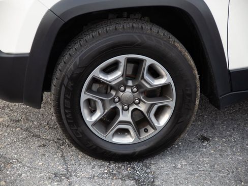 Used 2019 Jeep Cherokee Trailhawk image 9