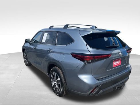 Used 2022 Toyota Highlander XLE AWD/4WD image 6