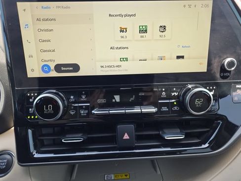 Used 2023 Toyota Highlander Limited FWD image 4