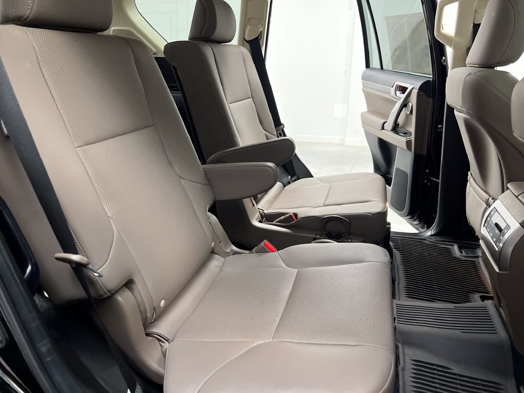 Used 2022 Lexus GX 460 Premium w/ Accessory Package AWD/4WD image 23