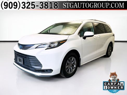 Used 2024 Toyota Sienna LE w/ LE Plus Package FWD image 1