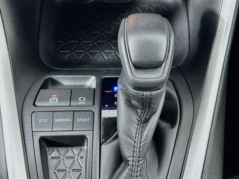 Used 2025 Toyota RAV4 XLE FWD image 25
