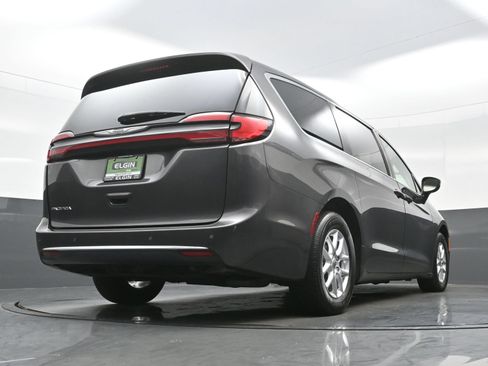 Used 2023 Chrysler Pacifica Touring-L FWD image 34