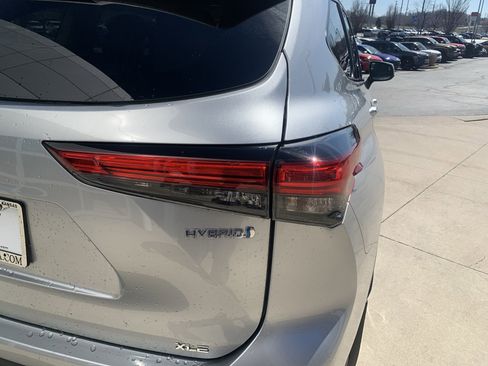 Used 2022 Toyota Highlander XLE image 12
