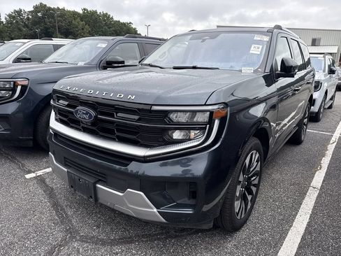 Used 2025 Ford Expedition Platinum w/ Driver's Package AWD/4WD image 8