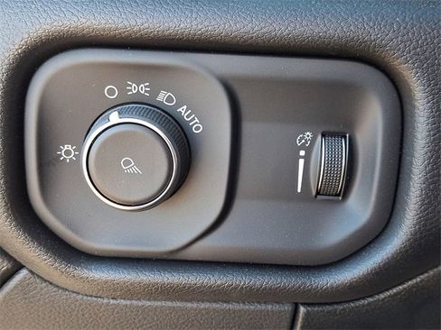 Used 2024 RAM 2500 Tradesman w/ Chrome Appearance Group image 24