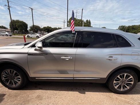 Used 2019 Lincoln Nautilus Select FWD image 2