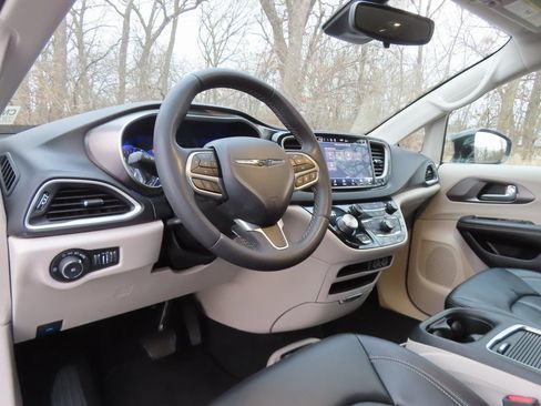 Certified 2024 Chrysler Pacifica Touring-L FWD image 17