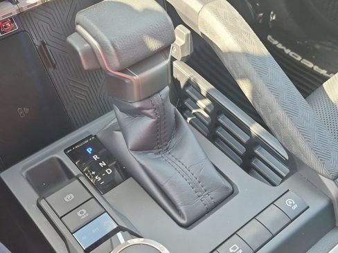 Used 2025 Toyota Tacoma Limited AWD/4WD image 19