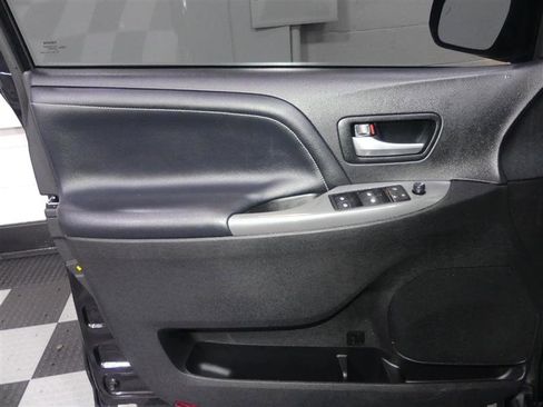 Used 2017 Toyota Sienna SE Premium image 18