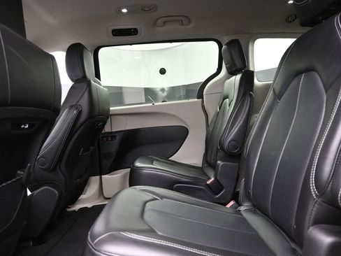 Used 2024 Chrysler Pacifica Touring-L image 13