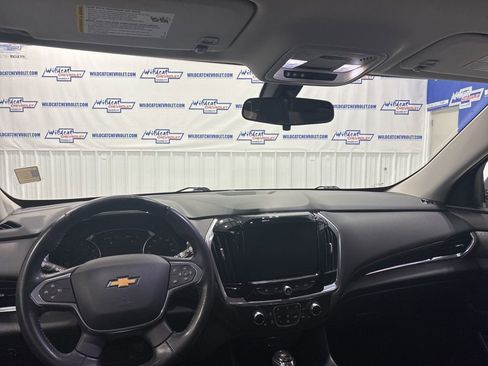Used 2020 Chevrolet Traverse LT image 2