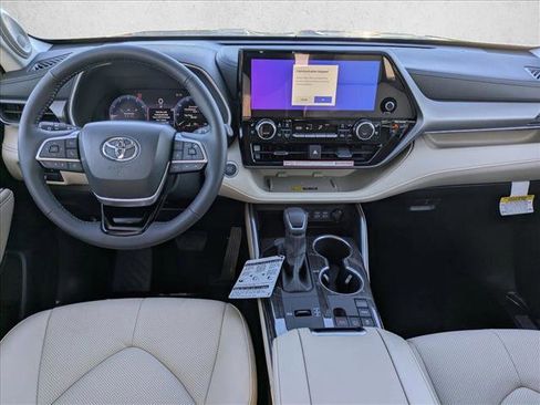 New 2025 Toyota Highlander Limited image 14