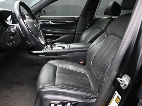 Used 2018 BMW 750i w/ Executive Package RWD image 12