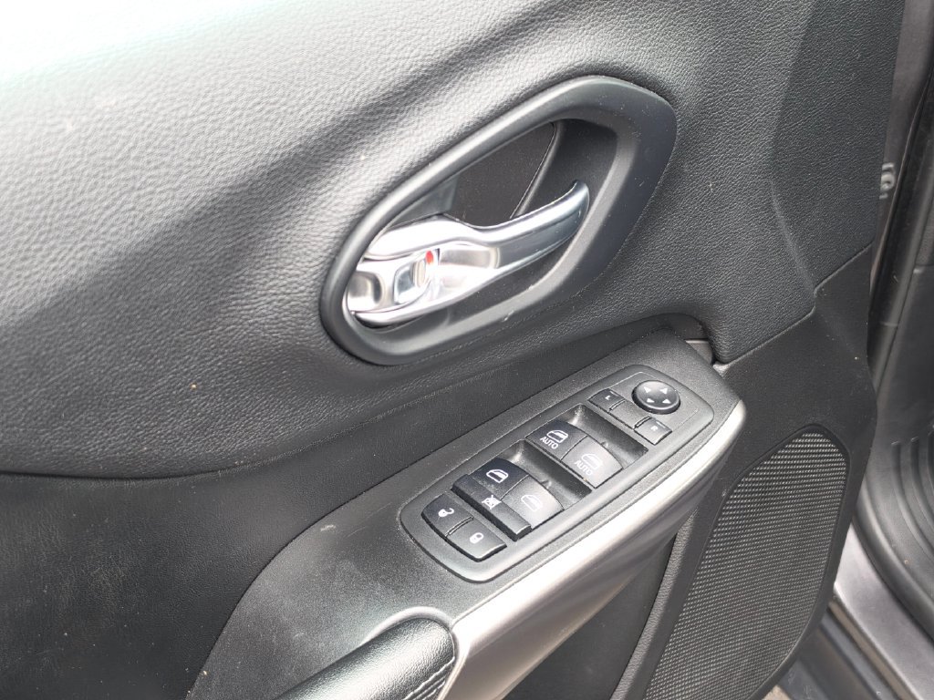 Used 2019 Jeep Cherokee Latitude Plus FWD image 23