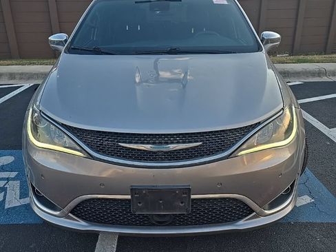 Used 2020 Chrysler Pacifica Limited FWD image 2