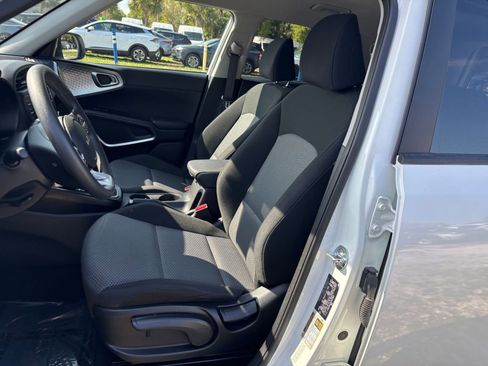 Used 2025 Kia Soul LX w/ LX Technology Package image 35