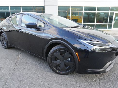 Used 2025 Toyota Prius LE image 1