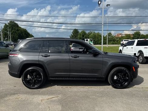 Used 2025 Jeep Grand Cherokee Limited w/ Luxury Tech Group II AWD/4WD image 6