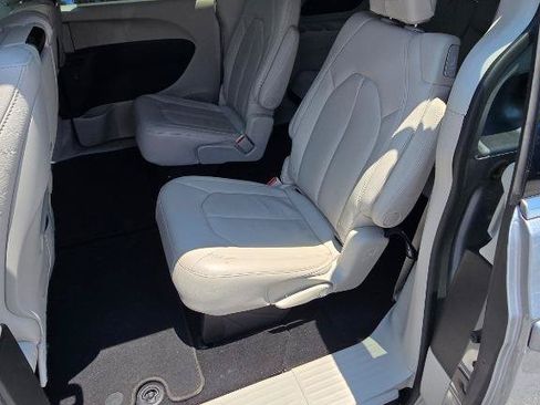 Used 2018 Chrysler Pacifica Touring-L Plus FWD image 9