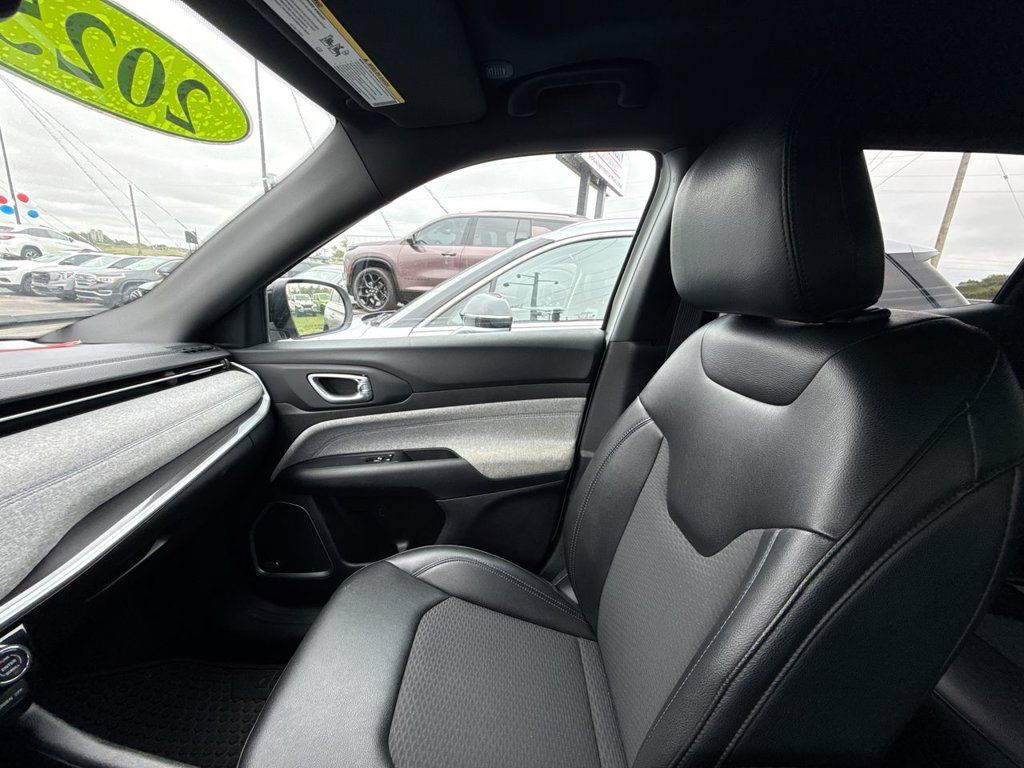 Used 2025 Jeep Compass Latitude w/ Sun & Sound Group AWD/4WD image 31