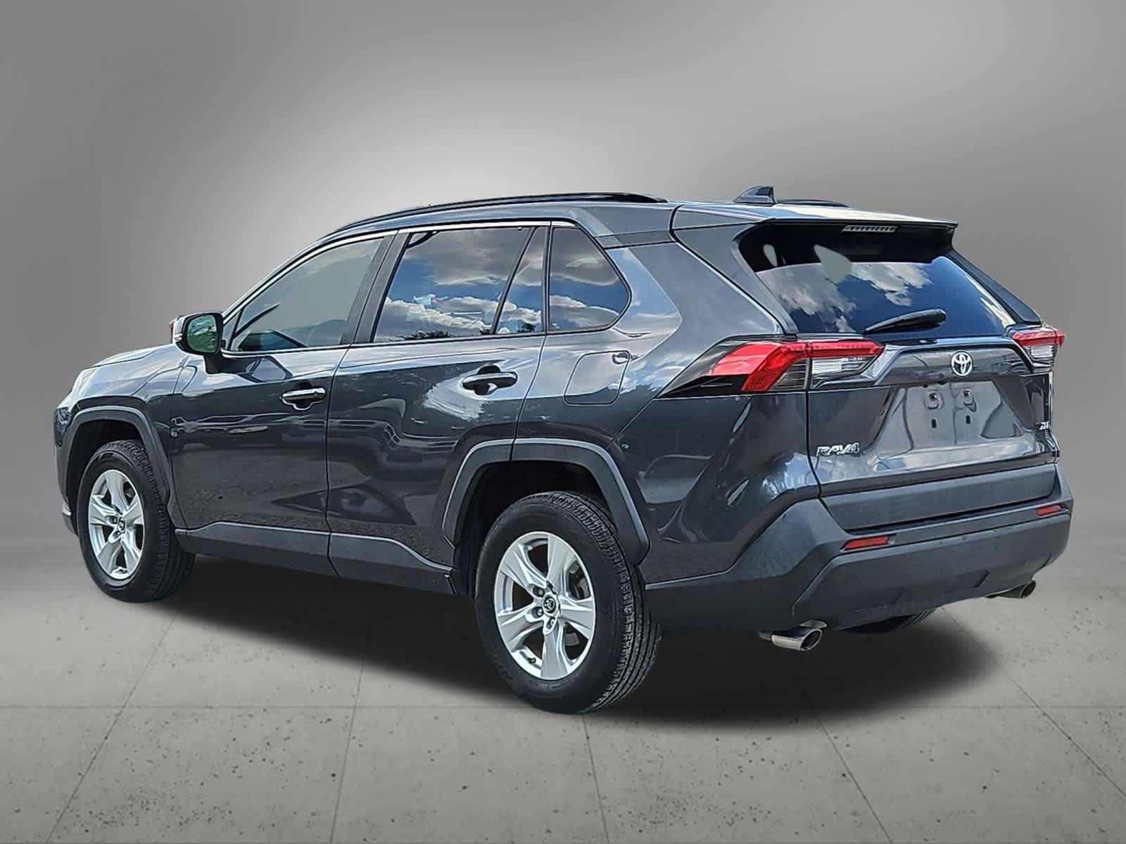 Used 2019 Toyota RAV4 XLE w/ Convenience Package FWD image 4