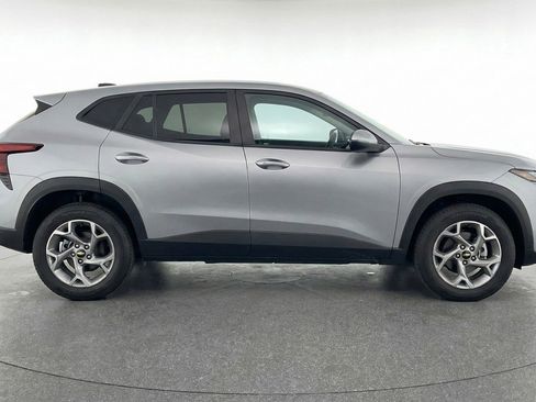 Used 2025 Chevrolet Trax LT FWD image 11