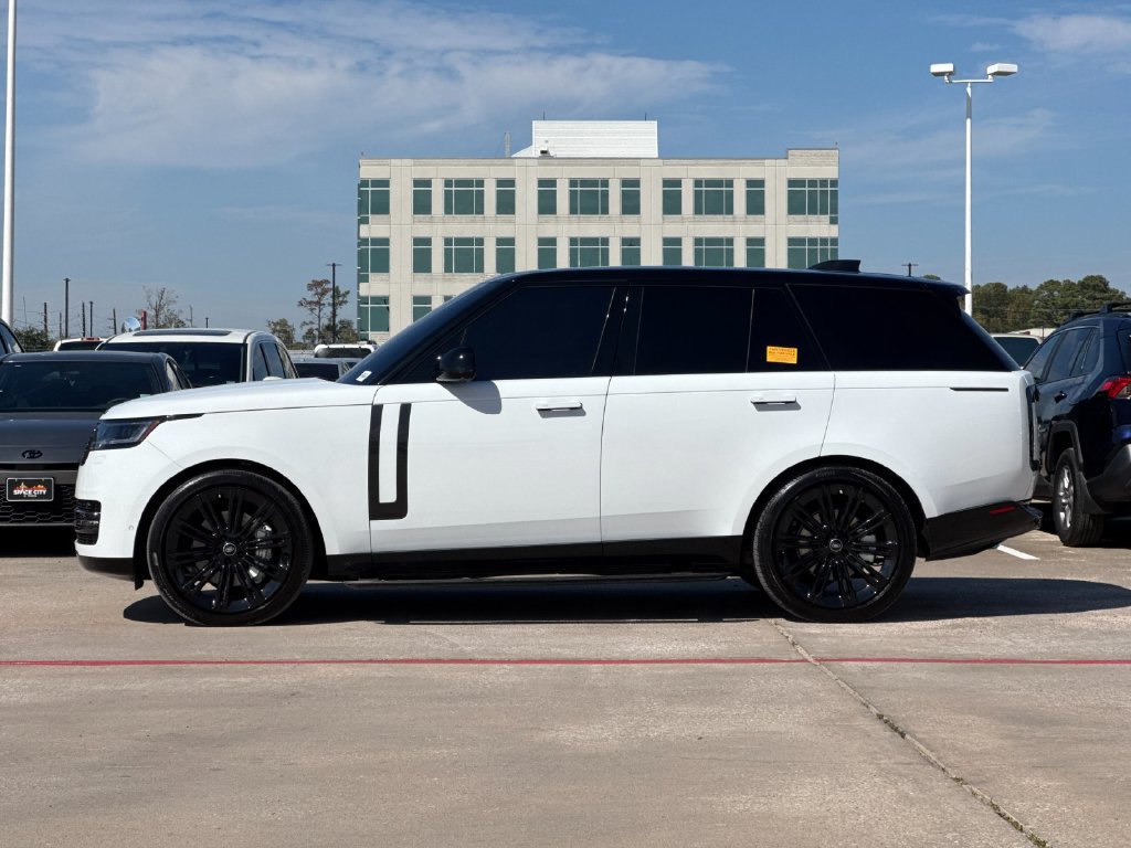 Used 2025 Land Rover Range Rover SE AWD/4WD image 3