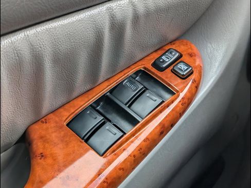 Used 2010 Toyota Sienna XLE image 22