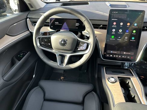 New 2025 Volvo EX90 Plus w/ Protection Package Premier image 18