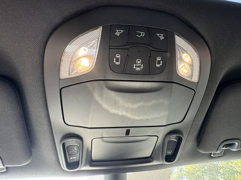 Used 2025 Chrysler Pacifica Limited FWD image 27