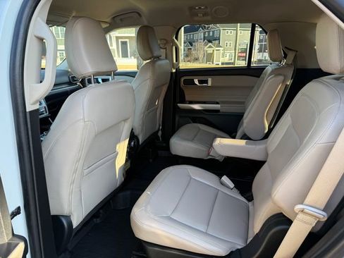 Used 2022 Ford Explorer XLT w/ Equipment Group 202A image 4