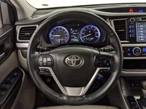 Used 2017 Toyota Highlander XLE AWD/4WD image 10