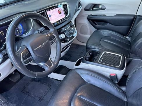 Used 2022 Chrysler Pacifica Touring-L FWD image 10