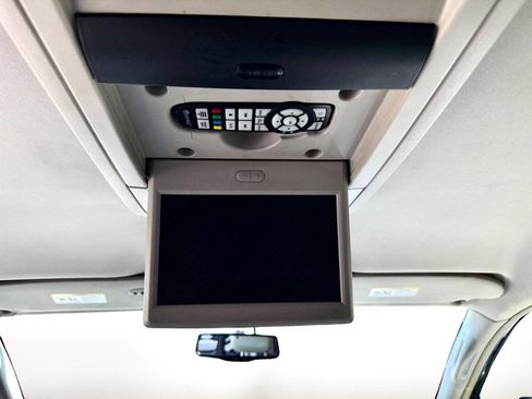 Used 2014 Chrysler Town & Country Touring-L w/ Driver Convenience Group image 19