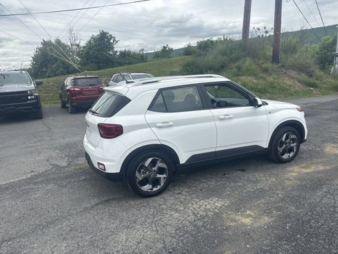 Used 2024 Hyundai Venue SEL FWD image 3