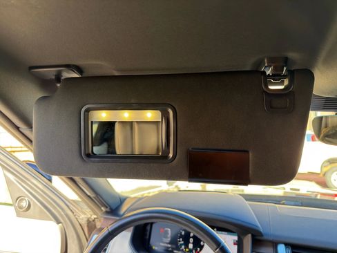 Used 2023 Land Rover Discovery Metropolitan Edition image 25