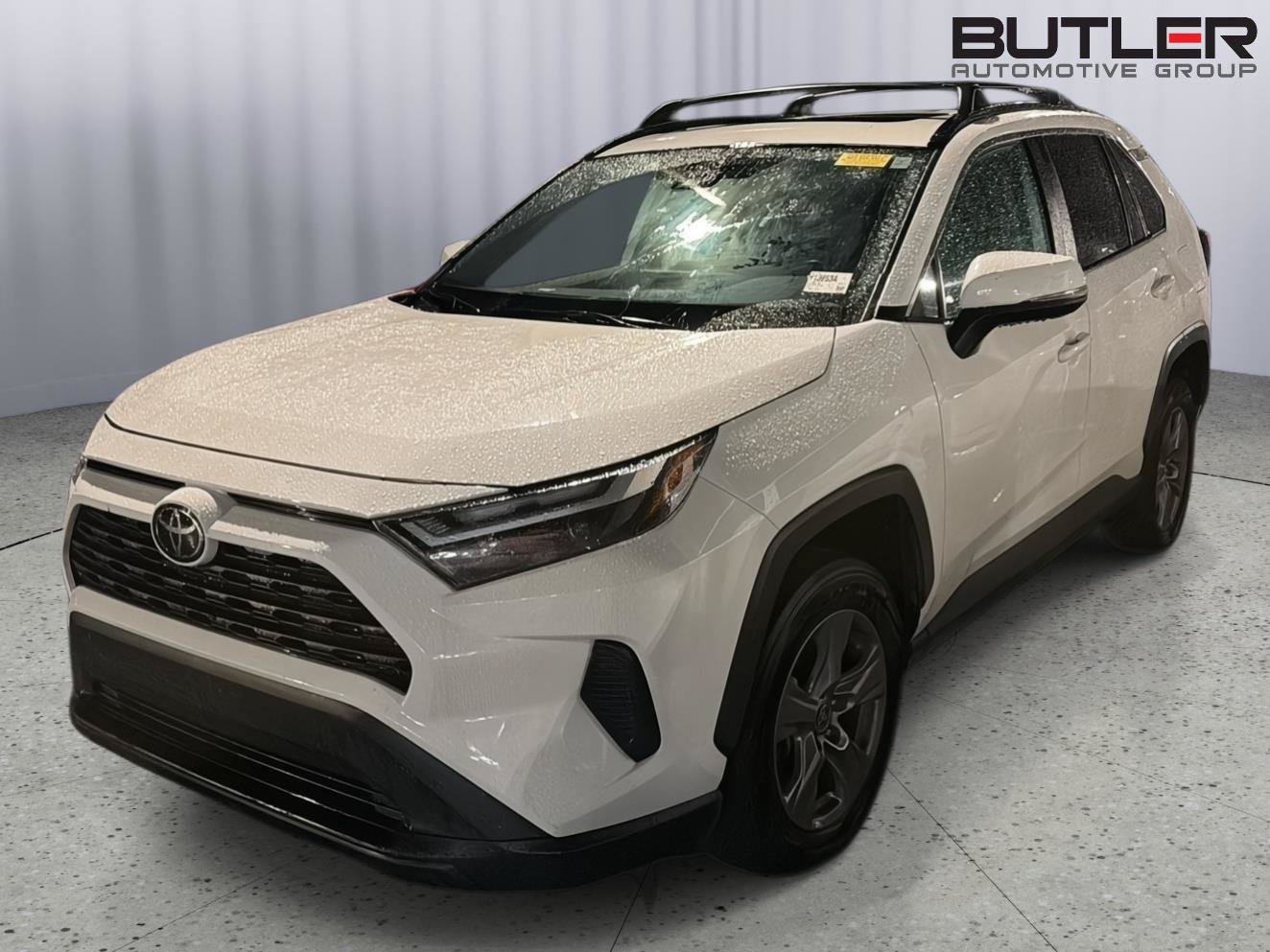 Used 2022 Toyota RAV4 XLE w/ Convenience Package FWD image 2