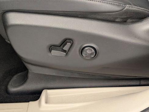 Used 2023 Chrysler Pacifica Touring-L image 14