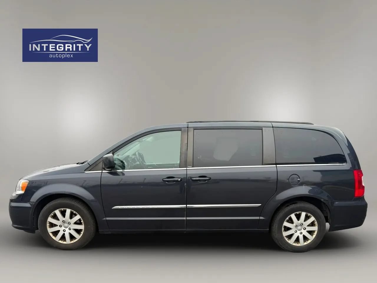 Used 2014 Chrysler Town & Country Touring FWD image 2
